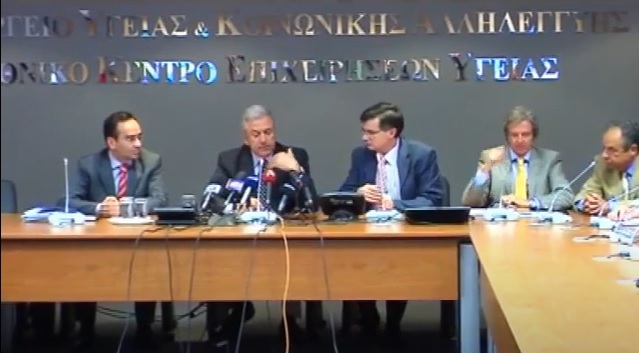 Όχι, η επίμαχη φωτογραφία του κ. Τσιόδρα ΔΕΝ είναι από βράβευση του 1